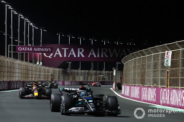 George Russell, Mercedes F1 W14, Max Verstappen, Red Bull Racing RB19