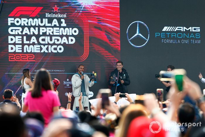 Lewis Hamilton, Mercedes AMG, George Russell, Mercedes AMG, hablan a los fans en el escenario