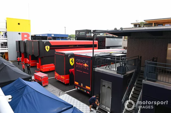 De motorhomes van Ferrari en Red Bull