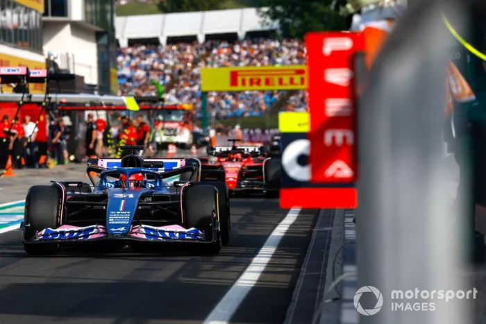 Esteban Ocon, Alpine A523, Charles Leclerc, Ferrari SF-23, en boxes