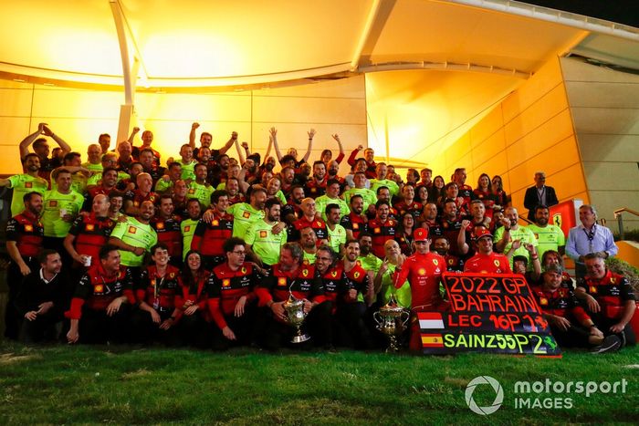 Charles Leclerc, Ferrari, Carlos Sainz Jr., Ferrari, celebran con miembros del equipo