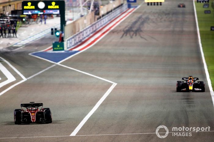 Charles Leclerc, Ferrari F1-75, Max Verstappen, Red Bull Racing RB18, al salir de boxes