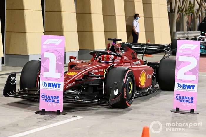 El hombre de la pole, Charles Leclerc, Ferrari F1-75, llega al Parc Ferme