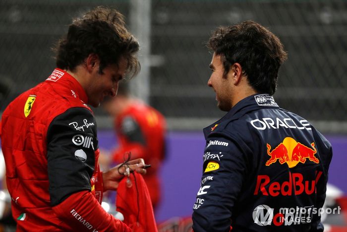 Ganador de la pole, Sergio Pérez, de Red Bull Racing, Carlos Sainz Jr., Ferrari