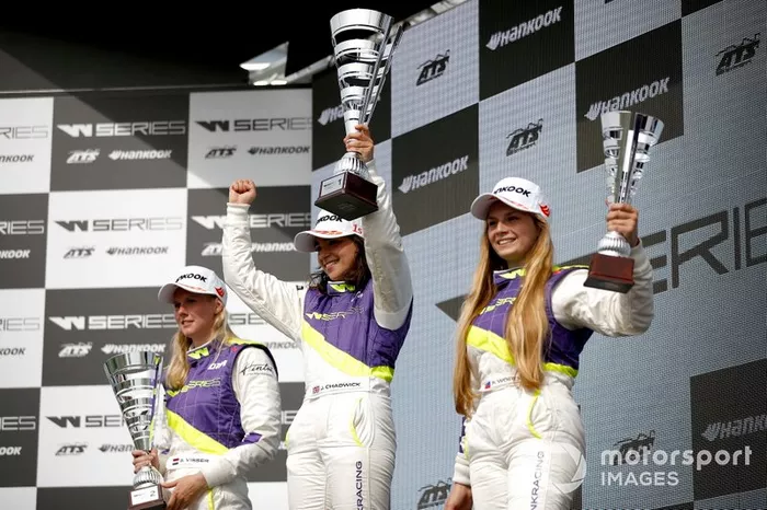 Podio: Ganadora de la carrera Jamie Chadwick, segundo lugar Beitske Visser, tercer lugar Fabienna Wohlwend