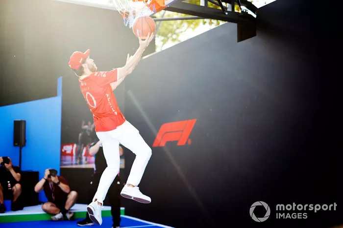 Pierre Gasly, Alpine F1 Team, joue au basket dans le paddock 