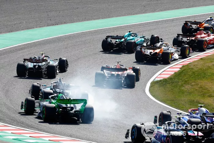Fernando Alonso, Aston Martin AMR24, Oscar Piastri, McLaren MCL38, Lewis Hamilton, Mercedes F1 W15, Charles Leclerc, Ferrari SF-24, George Russell, Mercedes F1 W15, Valtteri Bottas, Kick Sauber C44, en la reanudación.