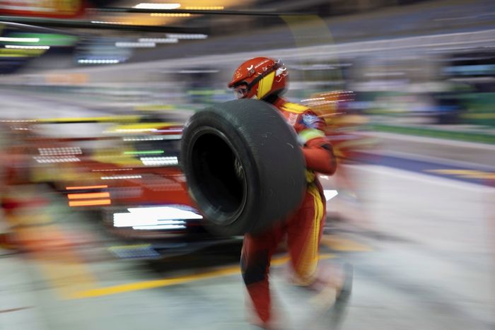 #50 Ferrari AF Corse Ferrari 499P en boxes