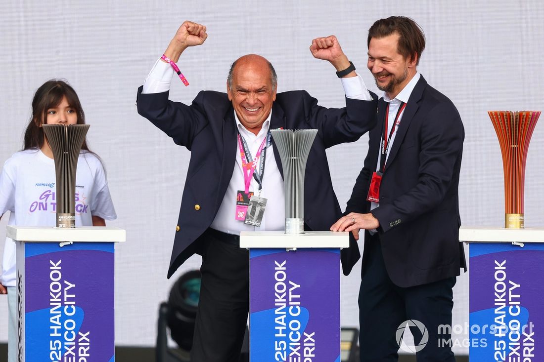 Antonio Pérez observa