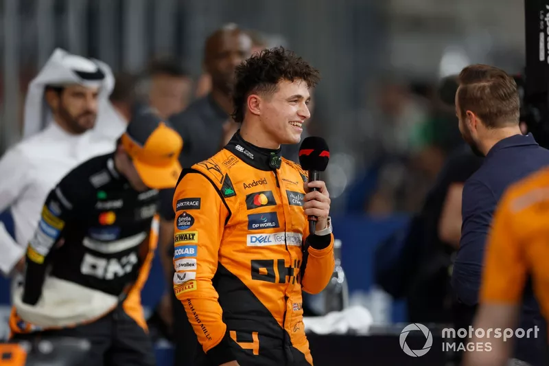 Lando Norris, McLaren F1 Team, est interviewé au Parc Ferme.