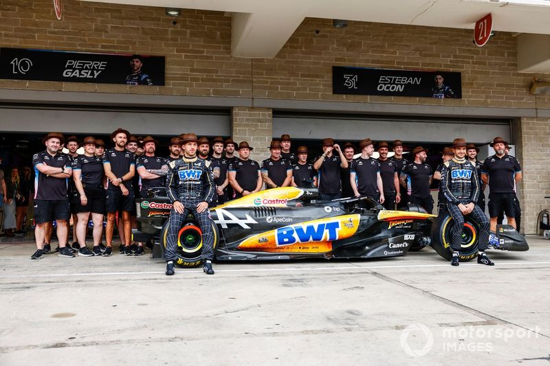 Pierre Gasly, Alpine F1 Team, Esteban Ocon, Alpine F1 Team, the Alpine F1 Team celebrate their special livery