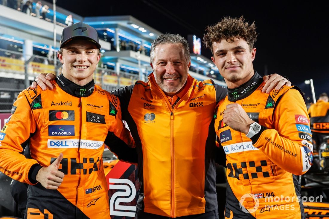 Oscar Piastri, McLaren F1 Team, 1. miejsce, Zak Brown, CEO, McLaren Racing, i Lando Norris, McLaren F1 Team, 2. miejsce, świętują po sprincie.
