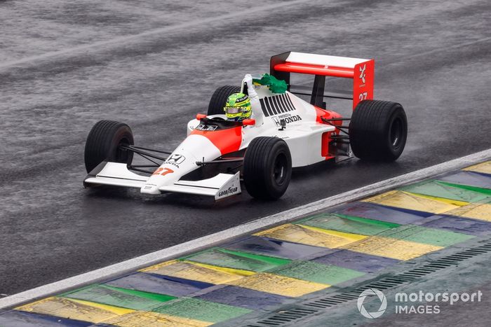 Lewis Hamilton conduce el McLaren MP4/5B de Ayrton Senna