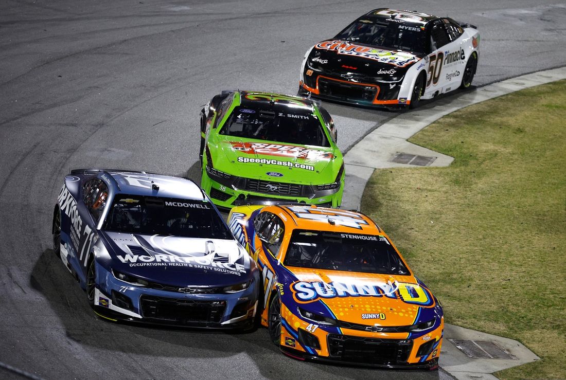 Ricky Stenhouse Jr, Hyak Motorsports Chevrolet, Michael McDowell, Spire Motorsports Chevrolet