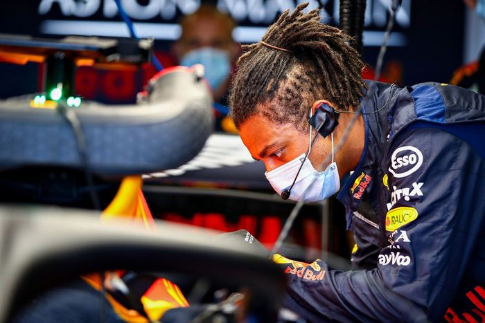 Miembros de Red Bull Racing trabajando