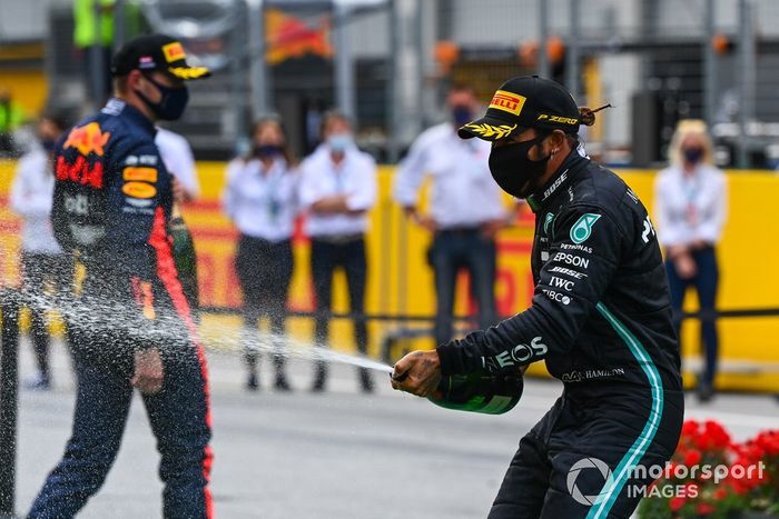 Podio: ganador de la carrera Lewis Hamilton, Mercedes-AMG Petronas F1, el tercer lugar Max Verstappen, Red Bull Racing
