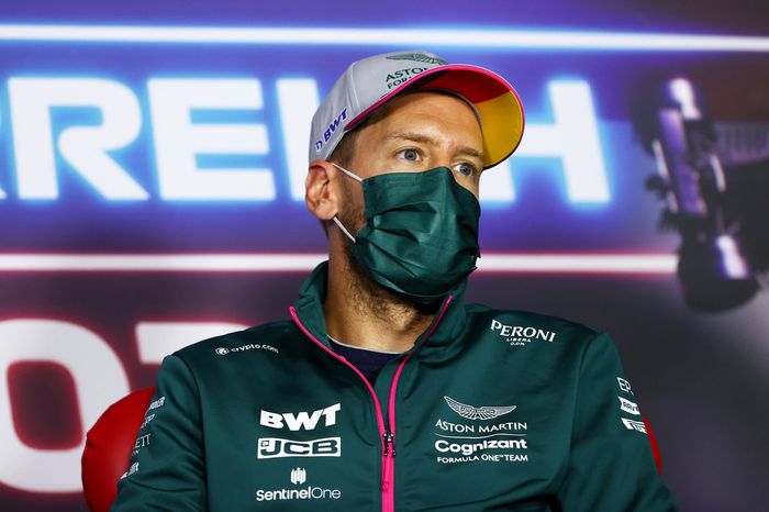 Sebastian Vettel, Aston Martin durante la conferencia de prensa