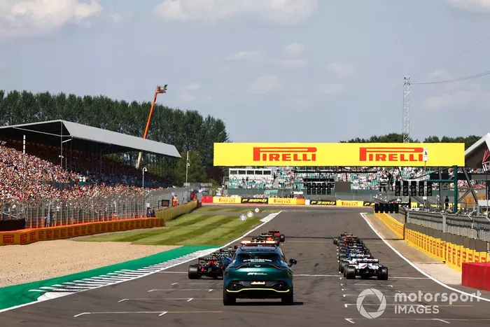 Charles Leclerc, Ferrari SF21, Lewis Hamilton, Mercedes W12, se preparan para liderar el pelotón para la reanudación