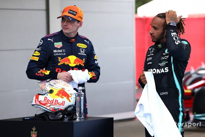 Max Verstappen, Red Bull Racing, segunda posición, y Lewis Hamilton, Mercedes, primera posición, en el Parque Cerrado