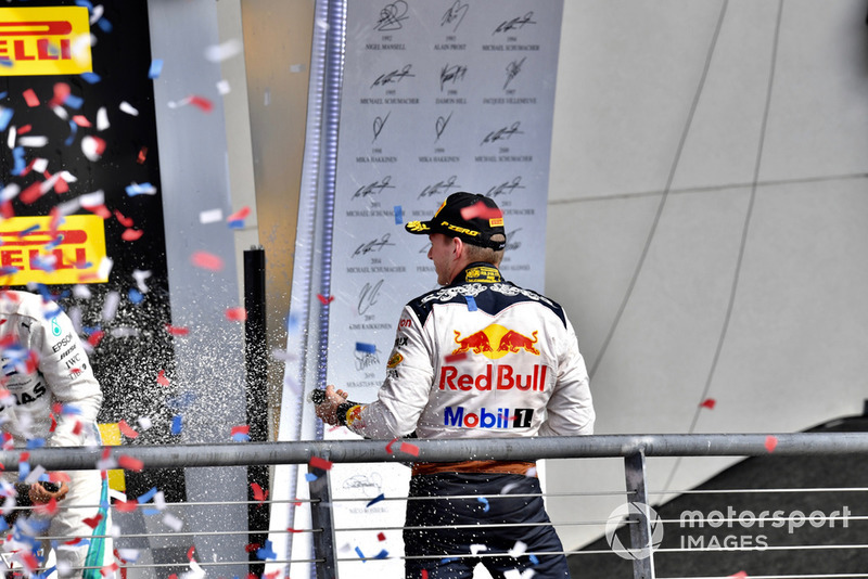 Макс Ферстаппен, Red Bull Racing, святкує з шампанським на подіумі