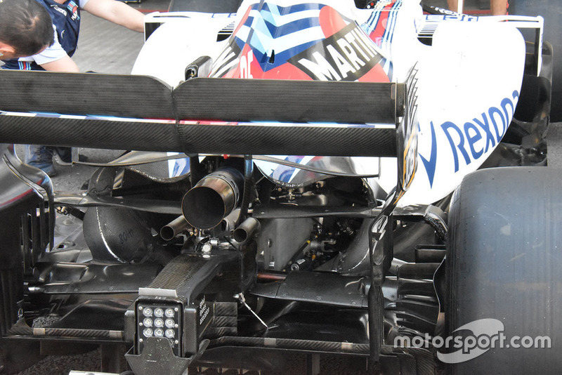 Величезний отвір для охолодження на задній частині капоту боліда Williams FW41.