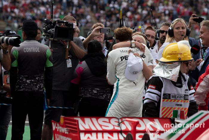 Lewis Hamilton, Mercedes AMG F1 y Angela Cullen, su fisio