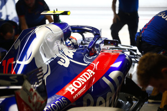 Pierre Gasly, Scuderia Toro Rosso STR13, dans le garage