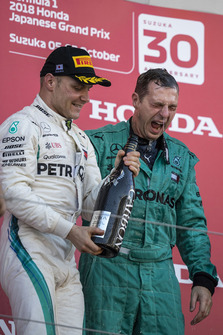 Valtteri Bottas, Mercedes AMG F1 and Matt Deane, Mercedes AMG F1 Chief Mechanic celebrate with the champagne on the podium
