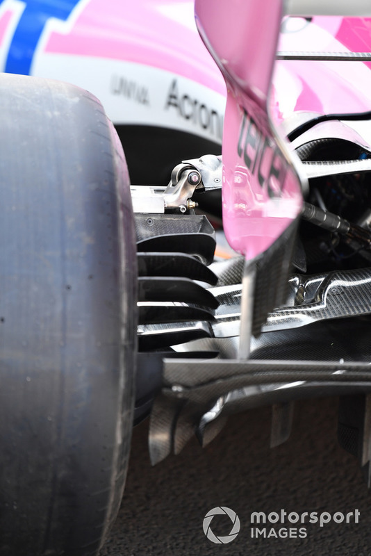 A Force India VJM11 diffúzorának külső szekciója és a fékborításon sorakozó terelősíkok.