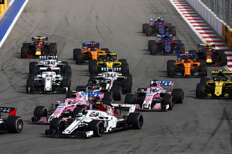 Charles Leclerc, Sauber C37 ve Esteban Ocon, Racing Point Force India VJM11, Sergio Perez, Racing Point Force India VJM11, Sergey Sirotkin, Williams FW41, Marcus Ericsson, Sauber C37, Carlos Sainz Jr., Renault Sport F1 Team R.S. 18, Nico Hulkenberg, Renault Sport F1 Team R.S. 18, Fernando Alonso, McLaren MCL33, startta