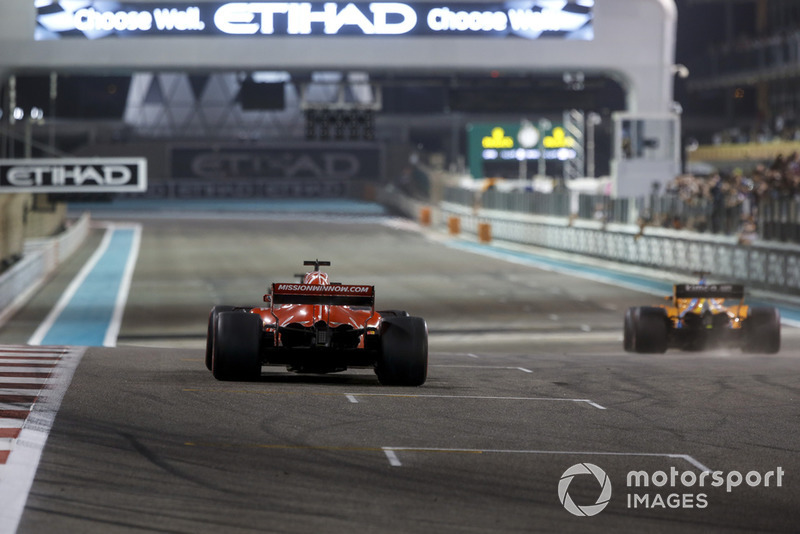 Sebastian Vettel, Ferrari SF71H et Fernando Alonso, McLaren MCL33