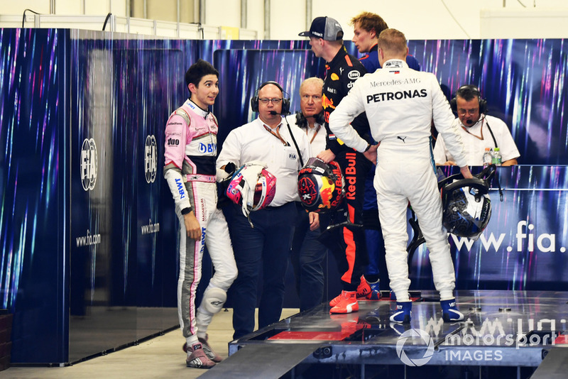 Max Verstappen, Red Bull Racing, dan Esteban Ocon, Racing Point Force India bertengkar di garasi FIA