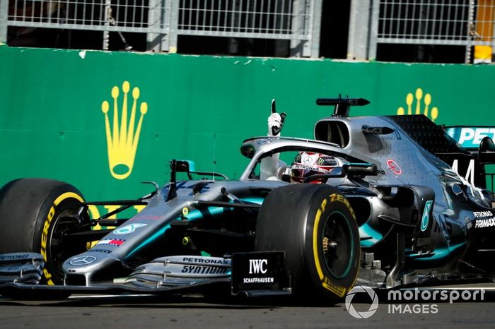 Hamilton y Mercedes celebran su victoria