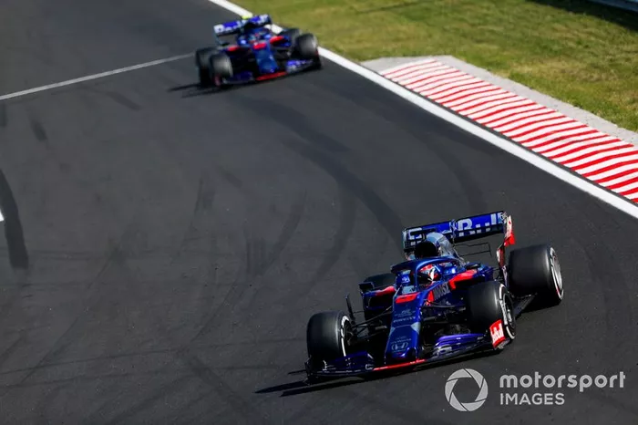 Daniil Kvyat, Toro Rosso STR14, precede Alexander Albon, Toro Rosso STR14