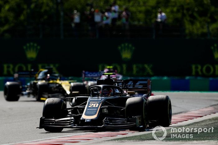 Kevin Magnussen, Haas F1 Team VF-19, lidera Lance Stroll, Racing Point RP19, y Daniel Ricciardo, Renault F1 Team R.S.19