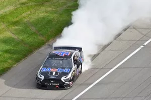 Race Winner Kevin Harvick, Stewart-Haas Racing