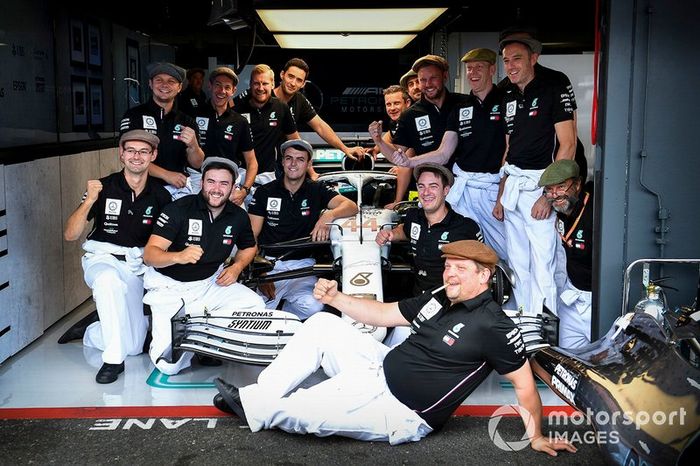 Mecánicos de Mercedes AMG F1 posan con su nueva indumentaria
