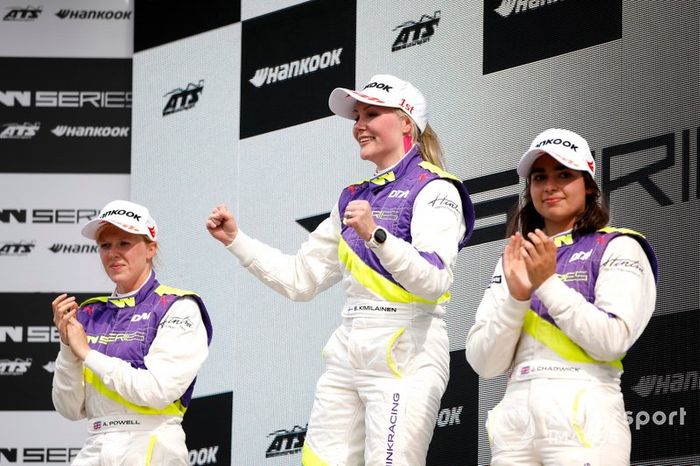 Podio: ganadora Emma Kimilainen, la segunda Alice Powell y el tercera Jamie Chadwick.