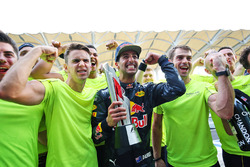 Winnaar Daniel Ricciardo, Red Bull Racing viert met het team