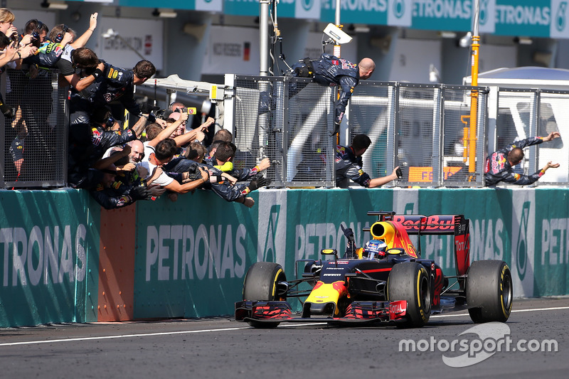 Ganador de la carrera Daniel Ricciardo, Red Bull Racing