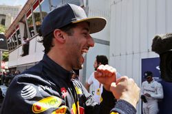Daniel Ricciardo, Red Bull Racing celebra su posición del pole en parc ferme