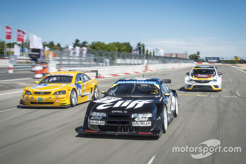 Joachim Winkelhock im 1996er Cliff Opel Calibra, Volker Strycek im 2003er Opel Astra V8 Coupé und der Opel Astra TCR