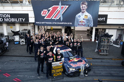 DTM-Champion 2016: Marco Wittmann, BMW Team RMG, feiert mit dem Team