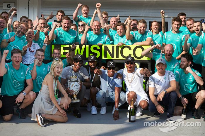 Ganador, Lewis Hamilton, Mercedes AMG F1 Team, segundo, Nico Rosberg, Mercedes AMG F1 Team celebra con el equipo