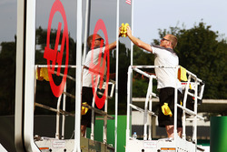 Haas F1 Team monteur in de paddock