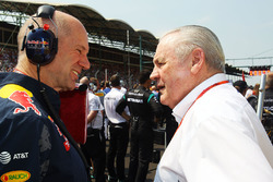 Adrian Newey, directeur technique Red Bull Racing avec Alan Jones, commissaire pilote de la FIA sur la grille