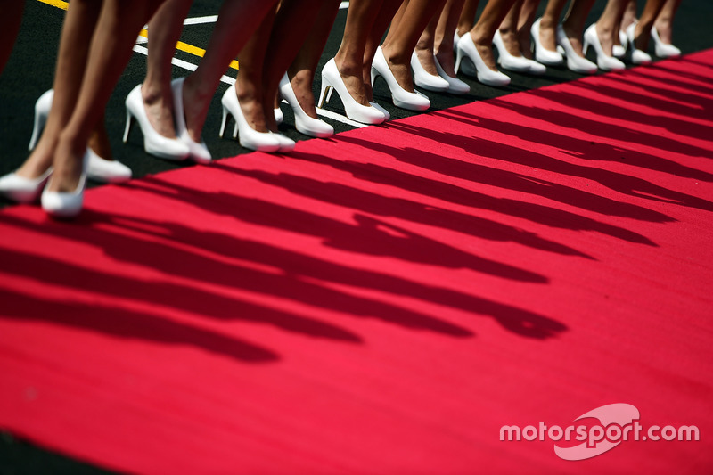 Hot grid girls on the drivers parade