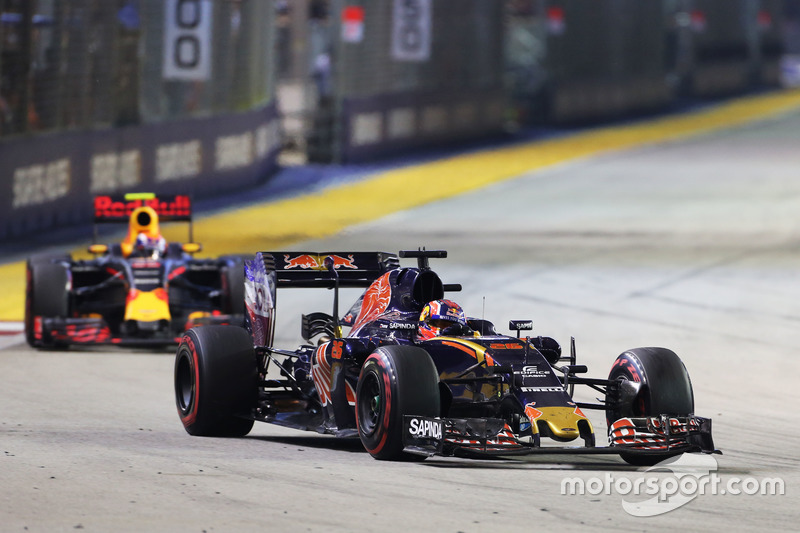 Daniil Kvyat, Scuderia Toro Rosso STR11 y Max Verstappen, Red Bull Racing RB12