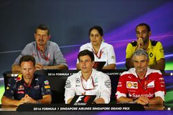 La conférence de presse : Günther Steiner, Team Principal Haas F1 Team; Monisha Kaltenborn, Sauber, Team Principal; Cyril Abiteboul, Directeur Général de Renault Sport F1; Christian Horner, Red Bull Racing, Team Principal; Toto Wolff, Directeur Exécutif Mercedes AMG F1; Maurizio Arrivabene, Ferrari, Team Principal