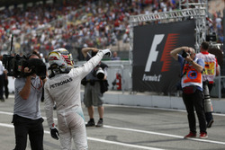 Переможець гонки Льюіс Хемілтон, Mercedes AMG F1 W07 Hybrid, в закритому парку